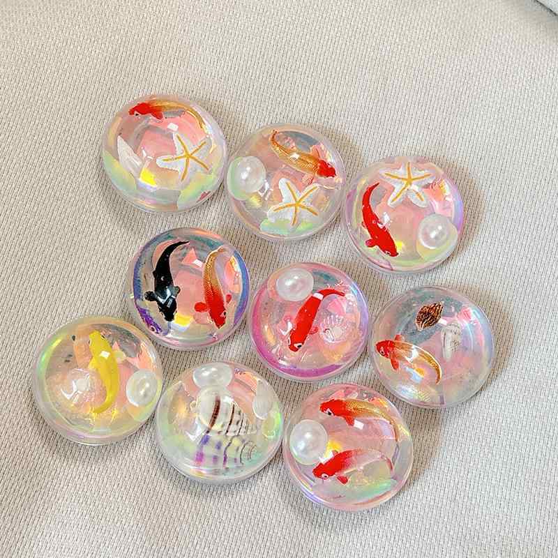 ・タイプ: 卓上スタンド・素材: プラスチック・スタイル: 汎用・カラー展開: 水晶玉スタンド（ブルーライト）1号 スターシェル＆金魚, 水晶玉スタンド（ブルーライト）2号 スターパール＆赤魚, 水晶玉スタンド（ブルーライト）3号 シェル＆黄魚, 水晶玉スタンド（ブルーライト）4号 パールゴールドパウダー＆ペア魚, 水晶玉スタンド（ブルーライト）5号 パールビッグシェル, 水晶玉スタンド（ブルーライト）6号 スターパール＆金魚, 水晶玉スタンド（ブルーライト）7号 ダブルシェル＆金魚, 水晶玉スタンド（ブルーライト）8号 シェル＆赤魚, 水晶玉スタンド（ブルーライト）9号 ブラックゴールド＆ペア魚