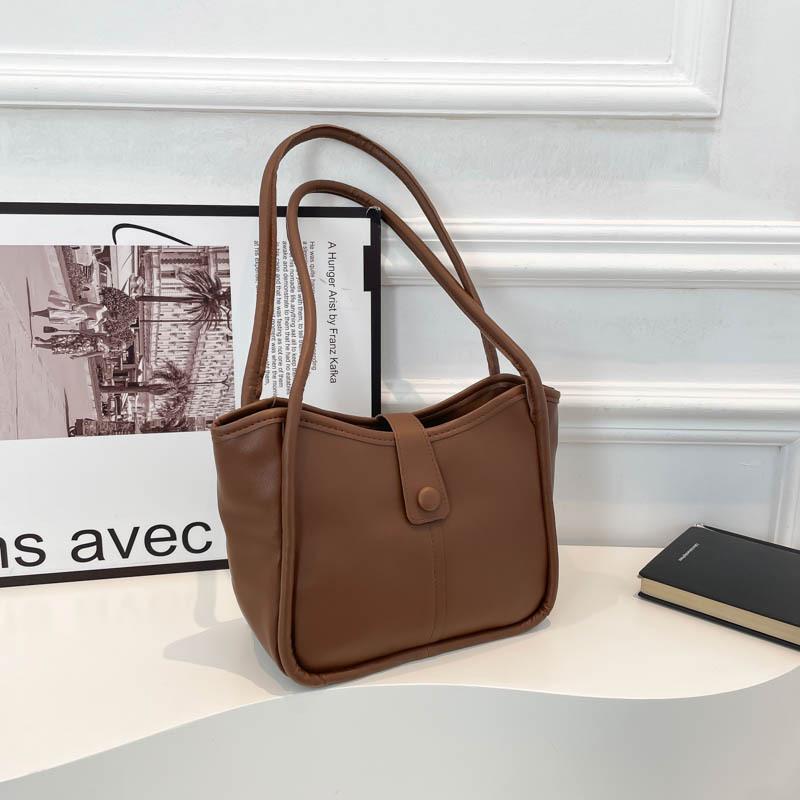 ・カラー展開: ブラック、ブラウン、カーキ、オフホワイト・スタイル: アーバンシンプル・素材: PU・バッグタイプ: トートバッグ・サイズ: 大・デザイン要素: ステッチ・裏地素材: ナイロン・形状: 横型スクエア・開閉方式: マグネットボタン・内部構造: ファスナーポケット・硬さ: ソフト・外ポケット: オープンポケット・ショルダーストラップ本数: 2本・着用シーン: デイリー