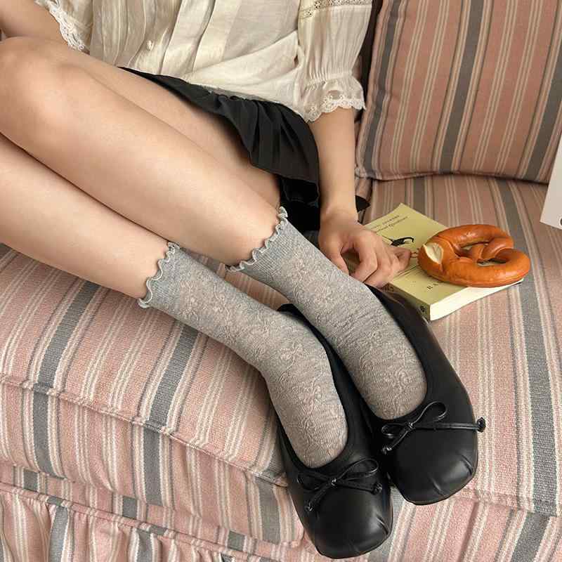 ・カテゴリ: ルーズソックス・スタイル: 和風・レトロ・素材: コーマ綿 76.3%、ナイロン 16.2%、ポリウレタン 7.5%・柄: リボン、ドット、ハート、ストライプ・機能: 通気性、吸汗、耐摩擦・厚さ: 薄手・丈: ミドル丈・性別: レディース・対象年齢: 大人（18～40歳）・カラー展開: オフホワイト、ブラック、クリームベージュ、グレー、ライトピンク、エッグイエロー、シーソルトブルー・サイズ展開: フリーサイズ