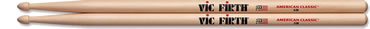 VIC FIRTHのドラムスティック VIC-5B です。 1ペア（2本組み） サイズ：15.1×407mm ※定形外郵便でのお届けをご希望の場合は代金引換以外のお支払方法をお選び下さい。（定形外郵便は代引きをご使用いただけません）