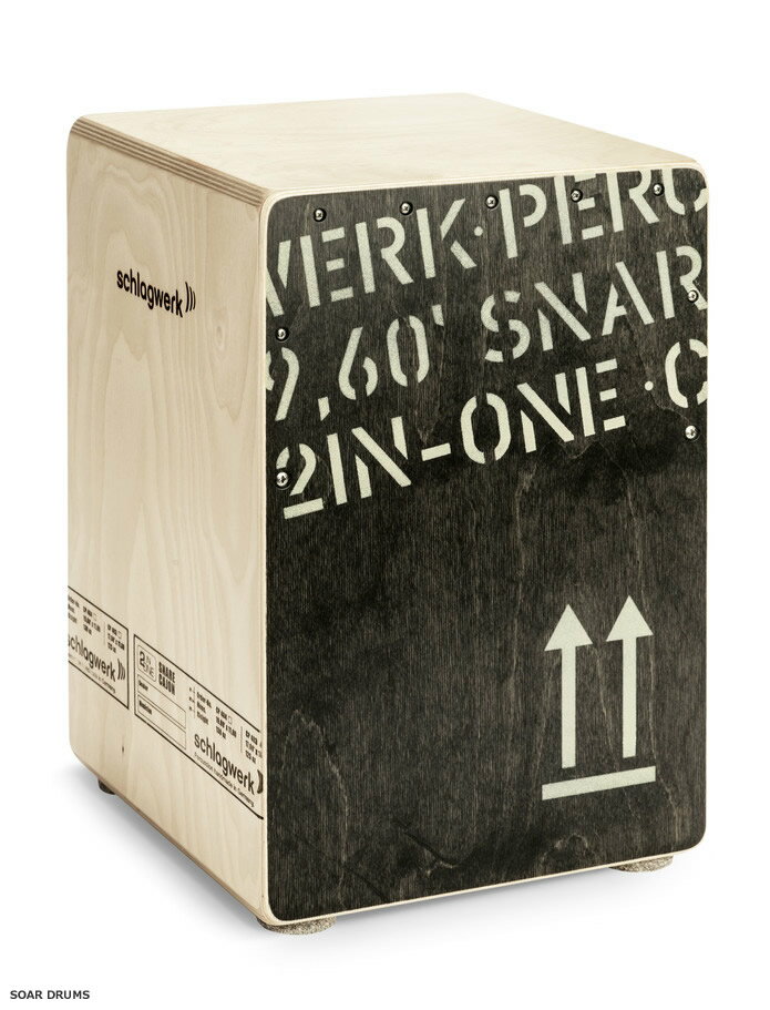 丈が5cm低い“ミディアム”モデル。低い丈な らではのまとまったサウンドが魅力です。 2 in One カホン 響き線の着脱が可能で、一台ニ役の便利さ。ボディの素材や響き線など各所に独自の アイデアを盛り込んだ、バラエティに富んだシリーズです。 打面材：ビーチ材 側面材：バーチ材・8プライ サイズ：30x30x45cm 響き線：40線・着脱可 付属品：カホンバッグ &nbsp;