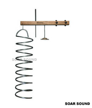 ●スプリング直径=5インチ、全長19インチ ●木 製 ホ ル ダ ー 、フ ィン ガ ー・シ ン バ ル 、 ビーター付軽量なアルミ=チタン合金をコイル状に巻いた不思議な音色のチャイム。 米国製の美しい仕上げのツリー・チャイムです。従来の常識にとらわれない、柔軟な発想でデザインされた、独創的なチャイムの数々をどうぞ。