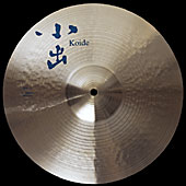               小出シンバルが満を持してお届けする新シリーズは、トルコ製B20アロイを使用し、丹念なハンマリングで仕上げられたこれからのキャストシンバルのスタンダードと成るべく誕生した、全てのプレイヤーにお勧めのシンバルです。 Hi-Hats：シャープなオープン音、クリスピーなクローズ音。あらゆる音楽の幅広い要求に的確に反応し、ビートの核を作り上げるだけでなく、プレーヤーの実力を十二分に引き出します。トップ・ボトムに選ぶウェイトの組み合わせで、様々な表情を見せます。  