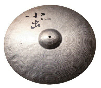 極限まで薄く削り、ハンマリングのみで形成。ジャズドラマーの求めるオールドターキッシュサウンドを再現すべく開発されたシンバルです。 Ride：広がりのあるサスティーンの上に存在感のあるラジッドなピング音が乗り、ドラマーの望むアーティキュレーションに素早く反応します。スモールジャズコンボにおすすめの一枚です。 ※703シリーズは完全受注生産です。ご注文からお渡しまで約3カ月の期間をいただきます。 「オールメイドインジャパン」 この言葉に込められた技術と想いジャズメンに贈る究極のシンバル オールドターキッシュに魅せられた匠が、日本の技術で作りたかったシンバル。 703シリーズのそれぞれの製作工程はシビアな作業。 一切の妥協を許さず、求める形にならなければ、その工程まで立ち戻り、繰り返しとことん向き合う。 根底にある日本の物作りの精神がシンバル一枚一枚に込められ、オーディエンスを魅了するレガートに繋がる。