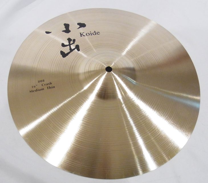 &#160; &#160; &#160; &#160; &#160; &#160; &#160; 澄んだピング音と広がりのあるサスティーン、気持ちの良いスティックの跳ね返りはジャンルを選ばず、繊細なスティックワークを多用するジャズドラマーにもお勧めです。ウェイトはミディアムとミディアムヘビーの2種類。 CRASH：レスポンシブでハイボリュームなクラッシュ。柔らかい仕上げが、複雑なサスティーンを生み出します。ブライトなミディアムと、スタンダードなミディアムシン。ややダークなシンの3種類で多彩なサウンドを演出します。 &#160;