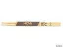 VIC FIRTH のセカンドブランド「NOVA」スティック 厳密な検品作業により、"パーフェクト・ペア"を実現するVIC FIRTH。その基準外であるセカンドラインのスティックがこのNOVAスティックです。ファーストブランドの検品基準が非常に高い為、セカンドブランドとは言っても、十分な品質を実現しています。リーズナブルな価格が嬉しいスティックです。 サイズ：13.7x394mm 材質： USAヒッコリー お求めやすい価格で普段使いに最適です！ 【VIC FIRTH NOVA シリーズ】 ・2ペアセット ・NOVA-N5A（14.4 x 407mm※VIC-5Aと同形状） ・NOVA-N5B（15.1x 407mm VIC-5Bと同形状） ・NOVA-N7A（13.7x394mm※VIC-7Aと同形状）