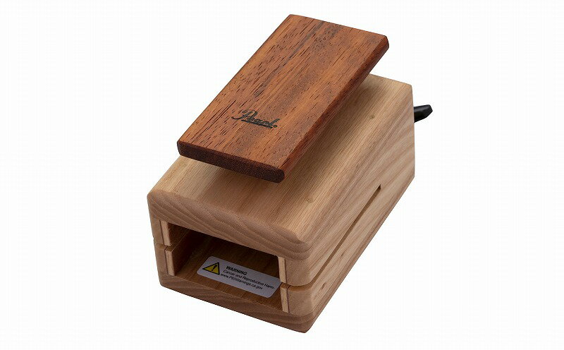 カホンウッドブロック PBCW-100 付属のデュアルロックテープを使って BOX カホンの側面に取り付け、ボックスカホンを演奏する際のアクセントとして、低音の効いたウッドブロックサウンドが得られるアクセサリー。アダプター付属で、パーカッションブラケット ( 別売 ) を使ってスタンドにマウントさせることも可能。