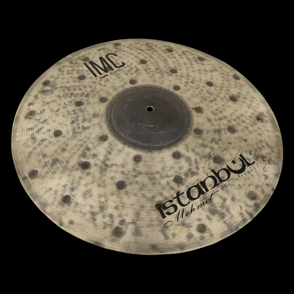 IMC BRONZE同様にB20ブロンズ素材を採用し、深いハンマリングと洗練されたドライ仕上げにより、素早い反応と減衰を実現。カップのレイジングを施さないことで、ダークながら中低域の力強いサウンドが特徴です。 ヒップホップやファンク等、現代の音楽シーンでご活用いただけるシリーズです。 Dark - HI-HATS 15インチ
