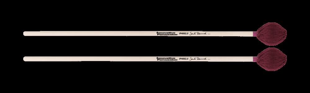 ベストセラー商品 Santa Clara Vanguardのフロントピットアンサンブルの編曲を務める、サンディ・レニックのシリーズ。小ぶりなヘッドながらウエイト感のあるゴム芯を採用し、操作性の高いデザインで輪郭の明瞭なサウンドを奏でます。また、IP4004は毛糸巻のシロフォンマレットで、マリンバの延長線上にある響きを演出する効果があり独特なラインアップになっています。 硬さ／仕様:ミディアムハード シャフト：バーチ 用途：マリンバ