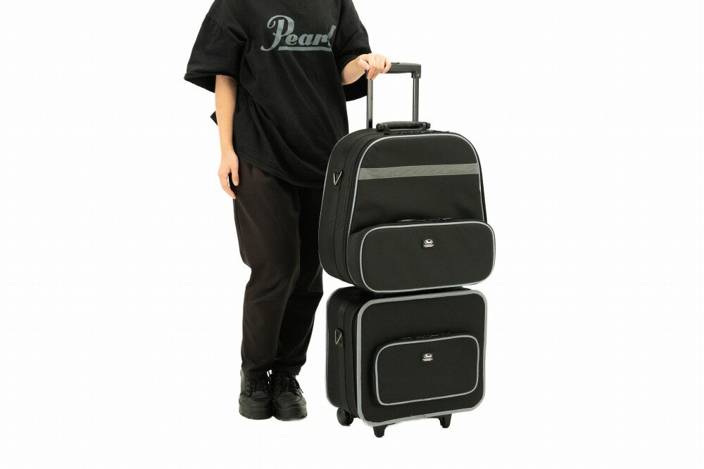 スネアドラムとドラムペダルを同時に運ぶことのできるキャリングカート付のケース。キャリングカートからそれぞれのバッグの着脱が可能でケース単体としても使用できる。スネアドラム(14"×5"~6.5")ツインペダル対応。 ※スネアドラム本体、キックペダル、人物が着用しているTシャツは別売りです。