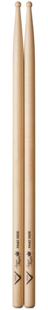 人気モデル Phat Ride にシュガー メープル バージョンが登場しました。ヒッコリーモデルと同じ寸法ですが、軽量でソフトなタッチが特徴です。ミディアムサイズのラウンドチップへのクイックテーパーにより、ライドシンバルでクリーンなサウンドを生み出します。非常に汎用性の高いスティックです。 【仕様】 グリップ部直径：14.7mm 材質：メイプル材 全長：406mm チップ:ボール