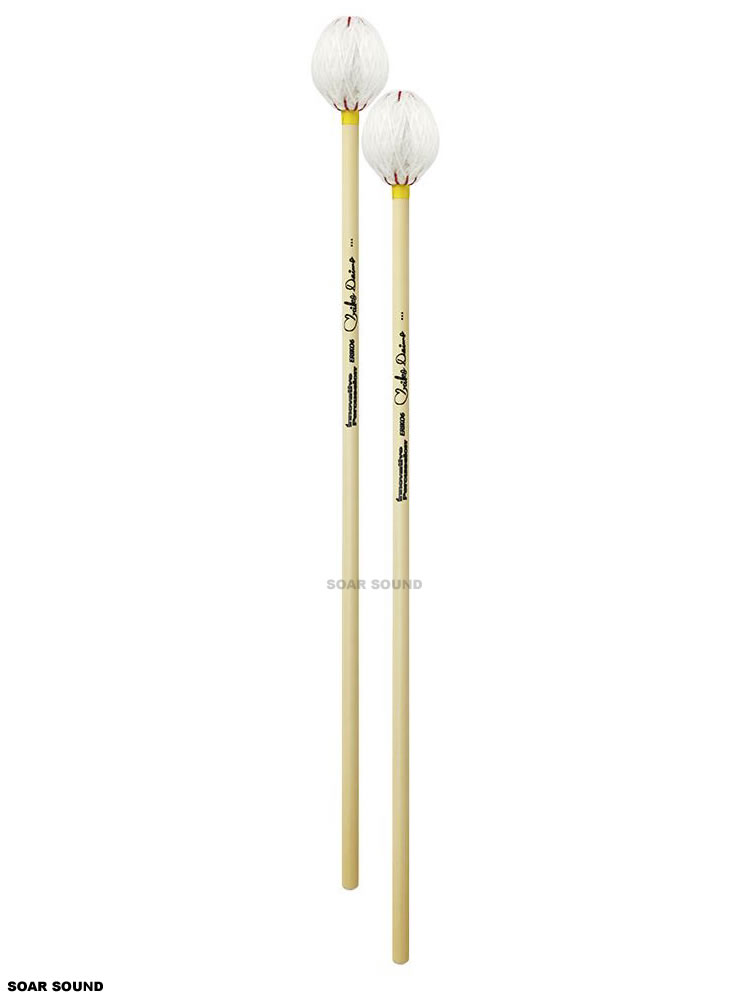 ハード ●シャフト：ラタン（全長43cm） ●ヘッド：ラバーコア／合成毛糸 2本1組 ニューヨークで活躍するマリンバアーティスト大茂絵里子さんのシグネチャーモデル。 3 年の開発期間を経て発表されたこのモデルは、8 種類のモデルからなり、様々なシーンで対応できるようにラインアップされています。 耐久性に優れた新しい合成毛糸を開発、新しいタイプの長めのシャフトデザインで長時間の演奏にも応える設計になっています。あたたかく深い低音の響きを明瞭に響かせるソフトマレット〜美しいクリスタルのような明瞭な響きを演出するハードまで、幅広くカバーできるマレットです。さらに、赤い綿糸を採用したコードマレットは、きつくしっかりした巻き方によりクリアでボリューム感のある演奏が可能。 マリンバのみならず、ヴィブラフォンやマルチパーカッションの演奏にも役立つ幅広い用途をもったマレットです。 ソロやコンチェルト、アンサンブルや室内楽等多彩なジャンルで活躍するでしょう。 ※こちらの製品はお取り寄せとなります。 メーカーに在庫があれば3-4営業日ほどで入荷致しますが、もし在庫切れの場合は別途納期をご案内致します。 ご注文前の在庫確認、納期確認はお気軽にお問い合わせ下さい。