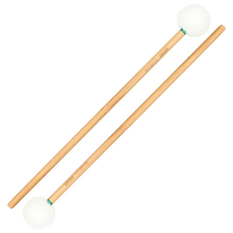 このシリーズの為にセレクトされた上質の竹を使用し、 竹の節の位置を左右確実にマッチング。 芯材にコルク、フェルトにドイツフェルト（8mm厚）を使用 ミディアムとソフトはフェルトを2枚重ね柔らかめの打感、 ハードとミディアムハードはフェルトは1枚で硬めの打感となっております。 ロゴもレーザー彫刻され、高級感を引き立てております。 一つ一つ熟練したドイツ ROHEMAのマレット職人により 丁寧に手縫いされたティンパニマレット— “一度手に取れば必ず違いが分かります。” ヘッド || ソフトフェルト43mm径 グリップ || バンブー グリップ径 || 10mm グリップ長 || 390mm ※こちらの製品はお取り寄せとなります。 メーカーに在庫があれば2-3営業日ほどで入荷致しますが、もし在庫切れの場合は別途納期をご案内致します。 ご注文前の在庫確認、納期確認はお気軽にお問い合わせ下さい。