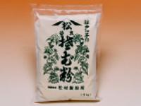 ごく一般的なそば粉です。 ロール製粉の利点である、生産性が高いということで 値段的には安価になっております。 1袋1kg入りです。 中国産です。　
