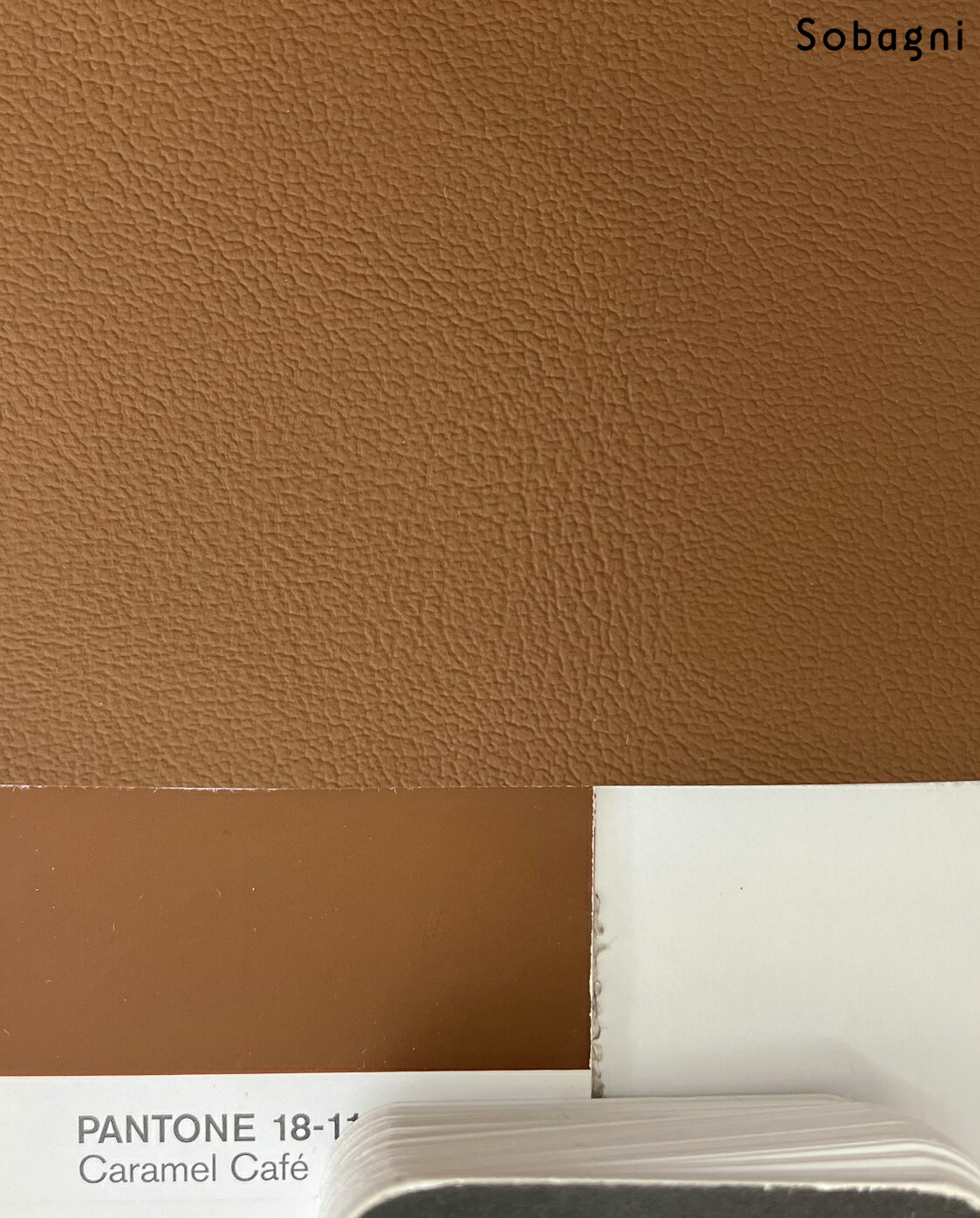 ソバニ公式 エシカルソフト 【品番 k4est422 / 1m】 1点限り 特別価格 国産エシカルレザー フェイクレザー ヴィーガン 生地 手芸 椅子張り ソファー 張り替え 軽量 高耐久 撥水 防水 防汚 日本製 合皮 合成皮革 1400mm幅 1.20mm厚