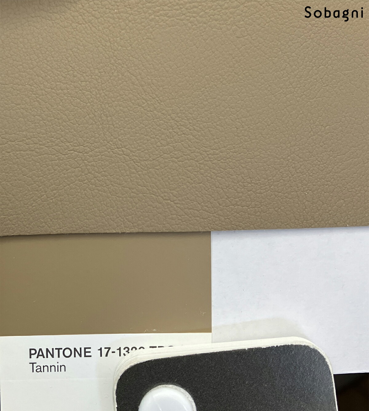 ソバニ公式 エシカルソフト 【品番：k4est547 / 数量：1m】 1点限り 特別価格 国産エシカルレザー フェイクレザー 生地 手芸 椅子張り ソファー 張り替え 軽量 高耐久 撥水 防水 防汚 日本製 合皮 合成皮革 1400mm幅 1.20mm厚