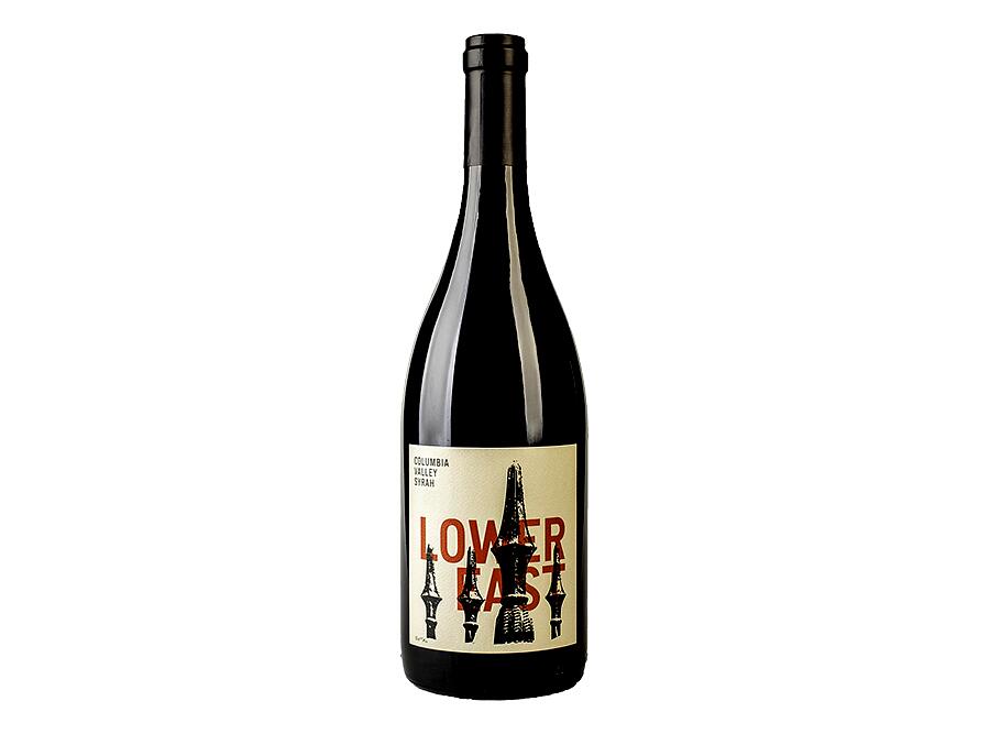 マスター・ソムリエのグレック・ハリントンが手がけるワシントン注目ワイナリーの傑作で、Wine&Spirits誌の世界Top100に選出されたグラマシー・セラーズが、ワラ・ワラとヤキマの複数畑をブレンドしたシラーの上質な味わいが、ブラックベリーやダークチェリーの果実感にベーコンやクローブのスパイス、きめ細かい酸とエレガントなタンニンで赤味肉やジビエと相性抜群です。母の日・父の日・お中元・結婚式などのギフトシーンにもおすすめです。商品情報カテゴリワインタイプ赤ワイン容量750ml生産者Gramercy Cellars生産地アメリカ　ワシントン原産地呼称コロンビア・ヴァレー品種シラー、カリニャン、ムールヴェドルアルコール度数13.5%おすすめ料理グリルステーキ：ブラックベリーとダークチェリーの果実感が赤身肉の香ばしさと共鳴し、牛肉系のニュアンスが料理と完璧に調和します。 ラム肉のロースト：ワインのスパイス感とクローブのニュアンスがラム特有の香りを引き立て、きめ細かい酸が脂肪感を爽やかに切り裂きます。 ジビエのシチュー：土臭さと肉血的なニュアンスが野生肉の深い味わいと共鳴し、ミディアム〜フルボディーの堅牢さがじっくり煮込んだ料理の複雑さに寄り添います。 ベーコン巻きの野菜グリル：ベーコンのスモーク感とベーキング・スパイスが呼応し、塩っぽいミネラルと小石のニュアンスが野菜の甘みを引きマスター・ソムリエのグレック・ハリントンが手がけるワシントン注目ワイナリーの傑作で、Wine&Spirits誌の世界Top100に選出されたグラマシー・セラーズが、ワラ・ワラとヤキマの複数畑をブレンドしたシラーの上質な味わいが、ブラックベリーやダークチェリーの果実感にベーコンやクローブのスパイス、きめ細かい酸とエレガントなタンニンで赤味肉やジビエと相性抜群です。母の日・父の日・お中元・結婚式などのギフトシーンにもおすすめです。商品情報カテゴリワインタイプ赤ワイン容量750ml生産者Gramercy Cellars生産地アメリカ　ワシントン原産地呼称コロンビア・ヴァレー品種シラー、カリニャン、ムールヴェドルアルコール度数13.5%おすすめ料理グリルステーキ：ブラックベリーとダークチェリーの果実感が赤身肉の香ばしさと共鳴し、牛肉系のニュアンスが料理と完璧に調和します。 ラム肉のロースト：ワインのスパイス感とクローブのニュアンスがラム特有の香りを引き立て、きめ細かい酸が脂肪感を爽やかに切り裂きます。 ジビエのシチュー：土臭さと肉血的なニュアンスが野生肉の深い味わいと共鳴し、ミディアム〜フルボディーの堅牢さがじっくり煮込んだ料理の複雑さに寄り添います。 ベーコン巻きの野菜グリル：ベーコンのスモーク感とベーキング・スパイスが呼応し、塩っぽいミネラルと小石のニュアンスが野菜の甘みを引きrakutenfy