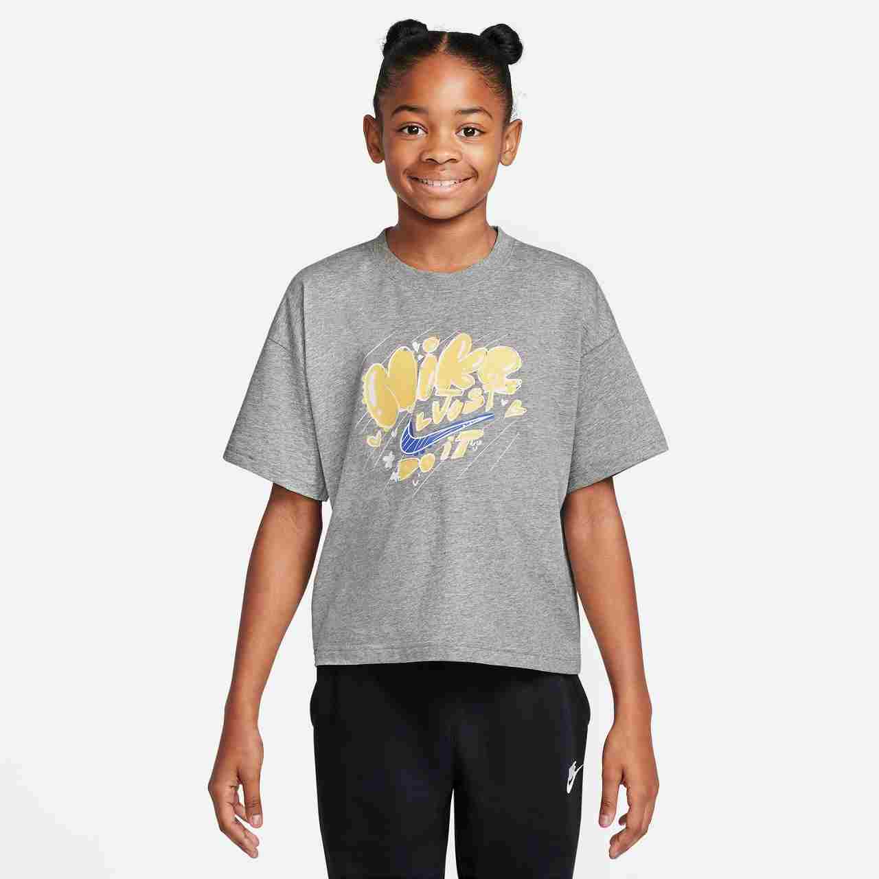 ナイキ NJP-HV5724-063 063 ナイキ YTH ガールズ NSW エッセンシャル ドゥードゥル 2 S/S Tシャツ (063..