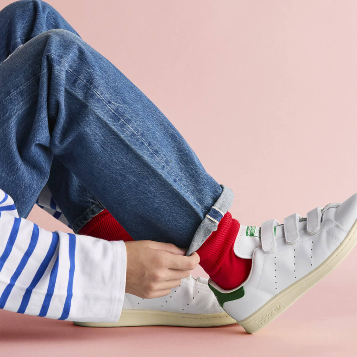 Spec ブランド LUCKY SOCKS（ラッキーソックス） 商品名 リラックスパイルソックス 品番 LS-260201 サイズ 22-25cm / 丈：24cm25-28cm / 丈：26cm 原産国 日本（Made in Japan） 素材 表糸：綿100% / 裏糸：ナイロン、ポリウレタン 備考 国内正規品 メール便 2点まで可能 ギフト ラッピングはこちら Item info Attention ※商品内容(デザイン・カラー・パッケージ等)は予告なく変更される場合がございます。 ※素材混用率は、生産時期やロットによって異なる場合がございます。 ※ご利用のモニター環境によって、実際の色味と異なって見える場合がございます。 以上、予めご了承ください。 Recommend ユニセックス 男女兼用 レディース 女性 メンズ 男性 大人 成人 社会人 シニア 学生 大学生 高校生 女子高生 男子高生 ペア お揃い 10代 20代 30代 40代 50代 60代 Season オールシーズン 通年 一年 年中 春 夏 秋 冬 Style カジュアル アメカジ アメトラ ワークスタイル スポーティー バイカー ナチュラル ベーシック シンプル スタイリッシュ 仕事 ビジネス ビジネスカジュアル ビジカジ デイリーユース 普段使い 通勤 通学 お洒落 おしゃれ オシャレ かっこいい かわいい 定番 人気 ランキング Scene プレゼント ギフト ラッピング 誕生日 誕生日プレゼント クリスマス クリスマスプレゼント バレンタインデー ホワイトデー お祝い 贈り物 贈りもの 贈答 贈答品 お返し 記念日 母の日 父の日 敬老の日 結婚記念日 結婚祝い 成人祝い 就職祝い Keyword #靴下 #くつした #kutsushita #ソックス #socks #靴下専門店 #ソックス専門店 #靴下 セレクトショップ #LUCKY SOCKS #ラッキーソックス #Unisex #ユニセックス #Women #レディース #Men #メンズ #クルーソックス #パイルソックス #ビジネスソックス #スポーツソックス #ブランドソックス #サンダル #スニーカー #ブーツ #当たりくじ付き #日本製 #Made in Japan #正規販売店 #正規取扱店 #正規代理店 #通販Unisex Women Men 当たりくじ付き LUCKY SOCKS リラックスパイルソックス LS-260201 Description LUCKY SOCKS（ラッキーソックス）の定番モデル「リラックスパイルソックス」。 医療用機能性靴下をルーツに持つ、締め付けの少ないストレスフリーな履き心地が魅力のパイルソックスです。 2024年の発売以来、やさしいフィット感と快適な履き心地で多くのリピーターに支持されています。 ラッキーソックスを代表するロングセラーモデル「ミックスリブソックス」と並ぶ人気を集めています。 ※土踏まず部分のロゴプリントは、順次プリントなしの仕様へ変更となります。 医療用靴下由来の快適設計 糖尿病患者など足に悩みを抱える方のために開発された医療用機能性靴下をベースに、普段使いしやすいよう改良を加えた一足。足への負担を軽減し、長時間でも快適に過ごせる履き心地です。 締め付けにくいニットトップ 履き口から足首にかけては伸縮性の高い特殊な編地を採用。編地の内側にテンションを抑えたゴムを入れることで、締め付けを抑えながらもズレにくいフィット感を実現しています。 足裏総パイルの心地よいクッション性 足裏全体を総パイル仕様にすることで、ふんわりとしたクッション性を実現。歩行時の衝撃をやわらげ、立ち仕事や長時間の歩行をサポートします。 コットン100％の上質な肌触り 肌に触れる表糸には、厳選したコットン100%素材を使用。肌触りが良く、丈夫で毛玉もできにくいため、日常使いに最適です。 ムレにくく快適 優れた吸湿性と抗菌防臭性を備え、汗をかいてもムレにくいのが特徴。気になる臭いを抑え、一年を通して快適に着用できます。 豊富なカラーバリエーション 彩り豊かな全15色展開。ベーシックカラーから差し色まで揃い、毎日のコーディネートに合わせて選べます。 毎日使いやすいクルー丈 長すぎず短すぎないベーシックなクルー丈。伸ばしたり少したるませたりと、スタイリングに合わせたアレンジも楽しめます。 日本製の高品質 靴下の名産地「奈良県広陵町」の老舗工場で生産。熟練職人が一足ずつ丁寧に編み立てています。 当たりくじ付きの特別な一足 ラベルの内側には、めくって楽しい当たりくじ付き。当たりが出たらお好きなラッキーソックスを一足プレゼント。履く楽しさに加え、贈る楽しさも備えた一足です。 ユニセックス対応 男女兼用で着用できるユニセックスサイズ。ペア使いやギフトにもおすすめです。 特徴 厚さ：★★★★☆ やや厚手 フィット：★★☆☆☆ ややリラックス 丈：★★★☆☆ 標準 当たりが出たら！？ ・お好きなラッキーソックスをもう1足プレゼント ・ラベルのQRコードから交換手続きが可能 ・ご不明な点はラッキーソックスへお問い合わせください 【お取り寄せについて】 当商品は、一部お取り寄せ商品がございます。 お取り寄せ商品は、ご注文後にメーカーへ在庫確認のうえ、納期をご案内いたします。 メーカーに在庫がある場合、お届けまで3〜7日程度お時間をいただいております。 お取り寄せ商品を他の商品と同時にご注文いただいた場合は、お取り寄せ商品の入荷後にまとめて発送いたします。 メーカー完売の場合は、ご注文をキャンセルさせていただくことがございます。あらかじめご了承ください。 Spec ブランドLUCKY SOCKS（ラッキーソックス） 商品リラックスパイルソックス 品番LS-260201 原産国日本（Made in Japan） 素材表糸：綿100% / 裏糸：ナイロン、ポリウレタン 備考国内正規品 メール便2点まで可能 Size サイズ（cm / センチ） 適応サイズ（足の実寸） かかと〜履き口丈 22-25 22 / 22.5 / 23 / 23.5 / 24 / 24.5 / 25 24 25-28 25 / 25.5 / 26 / 26.5 / 27 / 27.5 / 28 26 伸縮性素材のため、表記サイズより±1〜2cm程度対応可能です サイズに迷った場合は、普段お履きの靴と同じサイズを目安にお選びください 生産工程上、最大3cm程度の個体差が生じる場合があります 採寸値は参考値です Care ご家庭の洗濯機で洗濯可能です 裏返して洗濯ネットに入れて洗うことを推奨します 干す際は履き口を上にして干してください 乾燥機の使用は縮みの原因となるためお避けください Brand LUCKY SOCKS / ラッキーソックス 2015年にスタートした、当たりくじ付きの日本の靴下ブランド。 ラッキーソックスは、当たりが出たらもう1足もらえる、日本初、ひょっとすると世界初の当たり付きギフトソックスです。 子どもの頃に駄菓子屋で味わったドキドキとワクワクを、大人になっても楽しめる他にはないソックスブランドです。 LUCKY SOCKSの靴下はすべて、靴下の聖地「奈良県広陵町」にある、100年以上の歴史を持つ老舗靴下工場で丁寧に編み立てられています。 大切な人へのプレゼントやちょっとしたお返しなど、ギフトとしても人気です。 靴好きのための靴下専門店 LEGénd[レグエンド]は、「LUCKY SOCKS / ラッキーソックス」の国内正規販売店です。 ラッピングはこちら