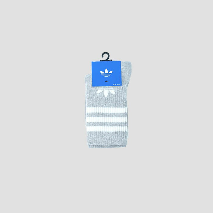 グリッター加工を施したクルー丈ソックス。 adidas定番のスリーストライプスとロゴに、シルバーのラメが煌めくデザインです。 スタイリングによって選べる、SILVER METALLICとWHITEの2カラーをセット。 コーディネートにスポーティーで華やかなアクセントを添えるソックスです。 素材 コットン, ポリエステル, ポリウレタン, ナイロン サイズ ・S: 22-24cm ・M: 25-27cm ・L: 28-30cm 特徴 2パック1セット ご注意 ・タグなどに記載の取り扱い上の注意や洗濯表示を必ずご確認ください。 ・スマートフォン・PC等の液晶ディスプレイの特性上、実際のカラーと異なって見える場合がございます。あらかじめご了承ください。 ・購入時に表示される「お届け日数」は目安となります。北海道・九州・沖縄・離島エリアについては、表記よりも追加で1〜2日ほどかかる場合がございます。