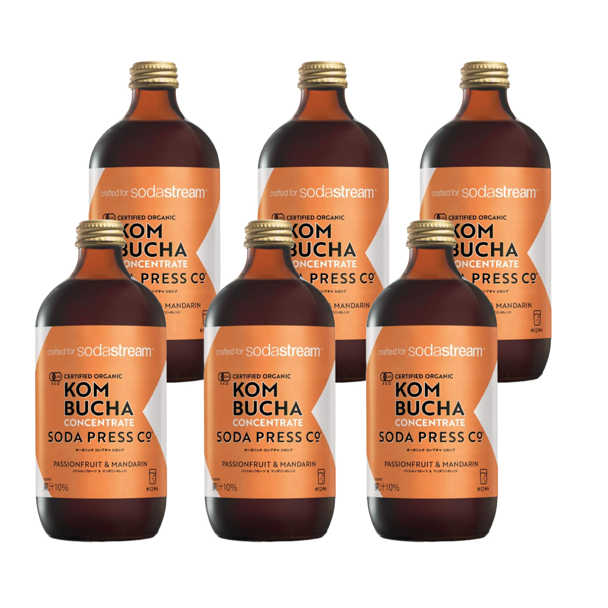 ソーダストリームの専用オーガニック コンブチャ シロップ (パッションフルーツ&マンダリンオレンジ)。 最高級の有機緑茶と有機紅茶のブレンドし、45日かけてゆっくりと醸造された貯蔵安定性のある低糖コンブチャ。 1杯あたり10億個以上の生きたプロバイオティクスを摂取できます。 熟したマンダリンの果汁、柔らかく甘いトロピカルパッションフルーツとの組み合わせは、まさに自然界からの究極の贈り物。 作り方: コンブチャ シロップ約40mLに対して、炭酸水を約160mL混ぜてお飲みください。 ※1(シロップ) : 4(炭酸水)の割合 ※ご使用前に良く振ってください。 ※開封後は冷蔵庫で保存し、3か月以内にご使用ください。 ※1本で約12杯分お楽しみいただけます。 &check;オーガニック認定 &check;10憶個以上のプロバイオティクス(コンブチャ1杯あたり) &check;ビーガン &check;グルテンフリー &check;低糖(ステビア不使用) &check;甘味料不使用 &check;有機リンゴ果汁使用 栄養成分 希釈前(100mLあたり) 5倍希釈後(100mLあたり) 熱量 16kcal 3kcal タンパク質 0g 0g 脂質 0g 0g 炭水化物 4g 1g 食塩相当量 0g 0g グルテン 0g 0g 乳酸菌 25億個以上 5億個以上 商品詳細 名称 10%混合果汁入り飲料(オーガニック コンブチャ パッションフルーツ&マンダリンオレンジ) 原材料名 有機還元紅茶キノコ、有機みかん果汁、還元羅漢果果汁、有機パッションフルーツ果汁/pH調整剤(クエン酸)、乳酸菌、天然みかん香料、天然パッションフルーツ香料 内容量 500ml×6 使用方法 5倍に薄めてお飲みください。 原産国 オーストラリア