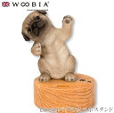 『全品SALEクーポン発行中』ウービア Woobia 【Dancingパグのスマホスタンド】 (幅12cm×奥行9.8cm×高さ15cm)犬 いぬ イヌ ドッグ...