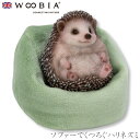 『全品SALEクーポン発行中』ウービア Woobia 【ソファーでくつろぐハリネズミ】 (幅7cm×奥行6cm×高さ6.5cm)かわいい 置物 リアル 動物 お...