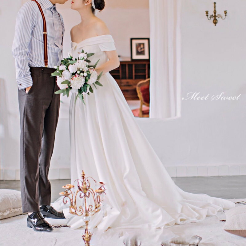 ウェディングドレス 新婦 ロングドレス 結婚式 ウエディングドレス オフショルダー トレーンドレス 二次会ドレス 花嫁 前撮り エレガント サテン ホワイト ハネムーンフォト 白 披露宴 ブライダルドレス 海外挙式 セミオーダー おしゃれ エレガンス wedding dress