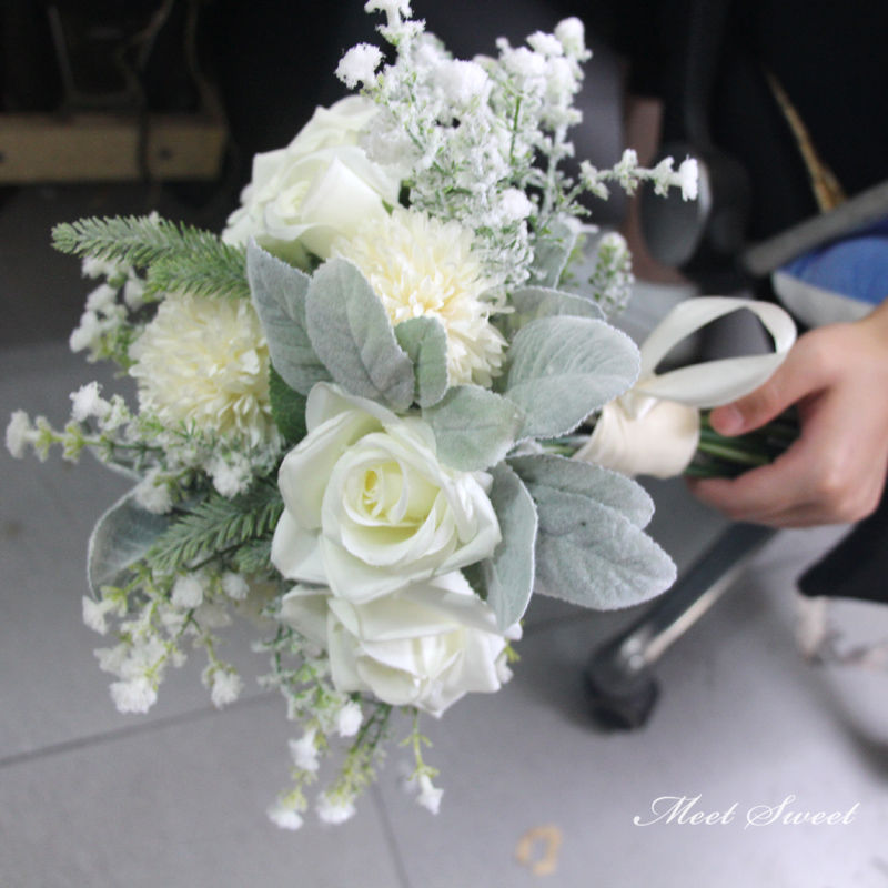ミートスウィートの二次会 結婚式 ウエディングブーケ 造花 ウェディング 花嫁 ブライダルブーケ 花束 ローズ バラ オフホワイト クリーム 披露宴 インテリア ウェディングブーケ 造花ブーケ 花嫁ブーケ アートフラワー ウェディング小物 フォトウェディング 前撮り 挙式｜アングル3