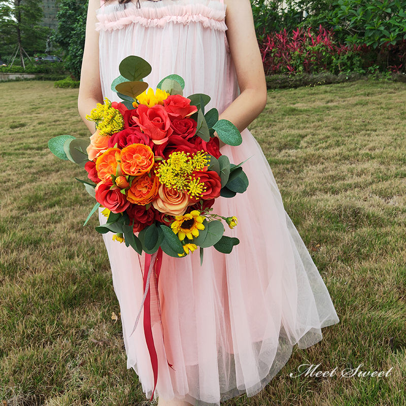 ミートスウィートの二次会 レッド ウエディングブーケ オレンジ 結婚式 ウェディングブーケ 花嫁 披露宴 造花 ブライダル 向日葵 バラ キク 椿 前撮り インテリア ブライダルブーケ 造花ブーケ 花嫁ブーケ アートフラワー ウェディング小物 フォトウェディング 後撮り｜アングル2