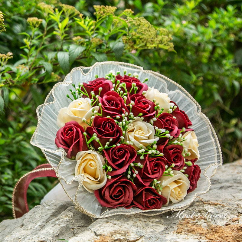 ミートスウィートの6色 ウエディングブーケ ブライダルブーケ ウェディングブーケ 花嫁 造花 結婚式 二次会 披露宴 アーティフィシャルフラワー ローズ ホワイトデー チュール 造花ブーケ 花嫁ブーケ アートフラワー ウェディング小物 フォトウェディング 前撮り 後撮り｜アングル3