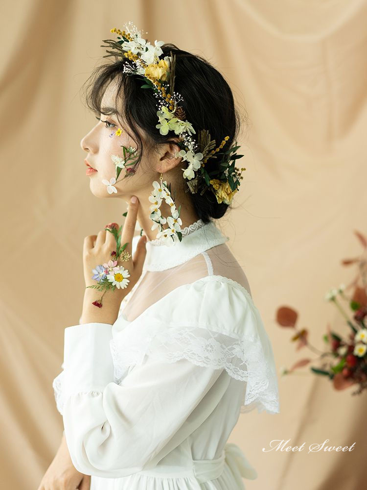 ミートスウィートの花かんむり ピアス/イヤリング 花冠 手作り ウェディング ヘッドドレス 花かんむり 造花 髪飾り 大人用 リゾート 花嫁 二次会 結婚式 写真撮り 演奏会 挙式 ヘアアクセサリー ヘッドアクセサリー ブライダルアクセサリー ウェディング小物 披露宴｜アングル3
