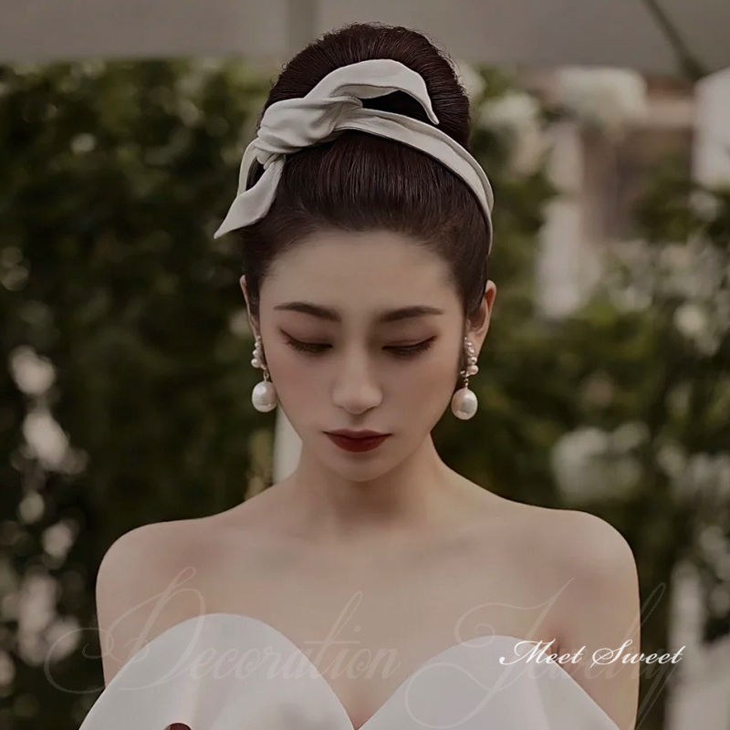 ミートスウィートのカチューシャ ピアス ウエディング 髪飾り 花嫁 ウェディング 結婚式 ヘッドドレス ブライダル パーティー 二次会 ヘアアクセサリー フランス風 卒業式 発表会 ヘッドアクセサリー ブライダルアクセサリー ウェディング小物 披露宴 前撮り 成人式｜アングル2