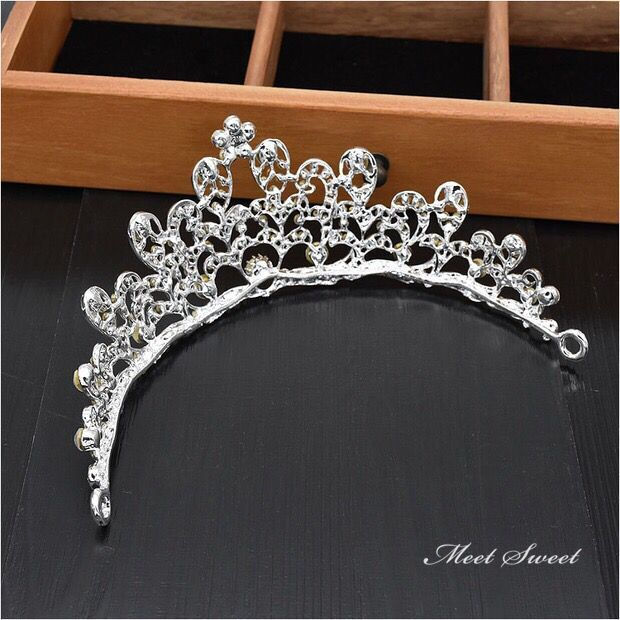 ミートスウィートの3点セット ティアラ ウエディング ネックレス イヤリング ピアス 花嫁 ウェディング 結婚式 ブライダル パーティー シルバー 二次会 前撮り 発表会 披露宴 安い クラウン 王冠 ヘッドドレス 髪飾り ヘアアクセサリー ブライダルアクセサリー 演奏会｜アングル3