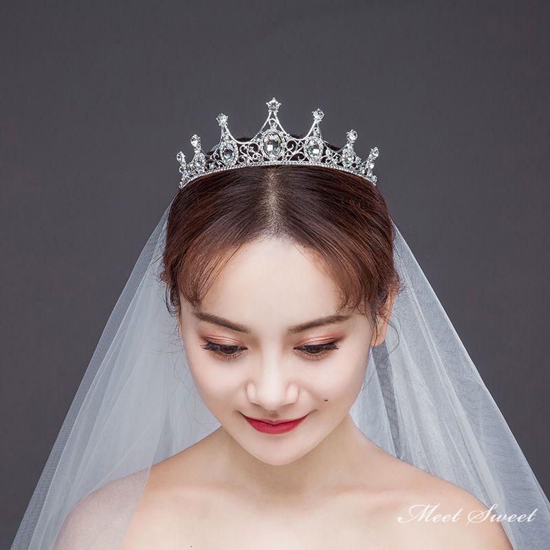 &nbsp;&nbsp;&nbsp; &nbsp; &nbsp;&nbsp; &nbsp;&nbsp;&nbsp;&nbsp;&nbsp; &nbsp;人気キーワード：花嫁 結婚式 二次会 ティアラ ヘアコサージュ ヘッドドレス 髪飾り ヘアアクセサリー ウェディング小物 プリンセス 姫系 ジュエリー 安い ウェディング ウエディング ブライダル 発表会 演奏会 コンサート 音楽会 披露宴 パーティー 2次会 フォマール コンクール スタジオ ロケーション撮影 ガーデンウェディング レストランウェディン リゾート婚 フォトウェディング イベント ステージ 舞台 演出 海外挙式 前撮り 成人式 卒業式 セレモニー ゴージャスさと上品さを兼ね備えたデザイン☆ウェディングはもちろん、パーティーや発表会、舞台などでも活躍の1点です！成人式や卒業式、二次会、演奏会などにもピッタリなアクセサリーも多数取り揃えております。※撮影用の飾り物はセット内容には含まれませんので予めご了承くださいませ。※部屋の照明、お客様のお使いのモニター設定等により掲載写真と実際の商品の色合いが異なる場合がございます。ウエディング ヘッドドレス ティアラ クラウン 王冠 髪飾り 花嫁 ウェディング 結婚式 発表会 演奏会 披露宴 ブライダル パーティー 二次会 ヘアアクセサリー ウェディングヘッドドレス 花嫁アクセサリー パーティー※お届け先が沖縄、離島の場合は送料1000円追加いたしますので、ご了承ください。