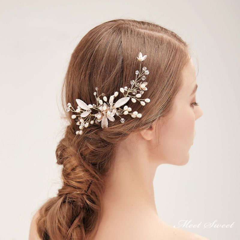 &nbsp;&nbsp;&nbsp; &nbsp; &nbsp;&nbsp; &nbsp;&nbsp;&nbsp;&nbsp;&nbsp; &nbsp;人気キーワード：花嫁 結婚式 二次会 ティアラ ヘアコサージュ ヘッドドレス 髪飾り ヘアアクセサリー ウェディング小物 プリンセス 姫系 ジュエリー 安い ウェディング ウエディング ブライダル 発表会 演奏会 コンサート 音楽会 披露宴 パーティー 2次会 フォマール コンクール スタジオ ロケーション撮影 ガーデンウェディング レストランウェディン リゾート婚 フォトウェディング イベント ステージ 舞台 演出 海外挙式 前撮り 成人式 卒業式 セレモニー ゴージャスさと上品さを兼ね備えたデザイン☆ウェディングはもちろん、パーティーや発表会、舞台などでも活躍の1点です！成人式や卒業式、二次会、演奏会などにもピッタリなアクセサリーも多数取り揃えております。※撮影用の飾り物はセット内容には含まれませんので予めご了承くださいませ。※部屋の照明、お客様のお使いのモニター設定等により掲載写真と実際の商品の色合いが異なる場合がございます。ウエディング ヘッドドレス 髪飾り 花嫁 ウェディング 結婚式 発表会 演奏会 披露宴 ブライダル パーティー 二次会 海外挙式 成人式 卒業式 ヘアアクセサリー ウェディングヘッドドレス 花嫁アクセサリー パーティー※お届け先が沖縄、離島の場合は送料1000円追加いたしますので、ご了承ください。