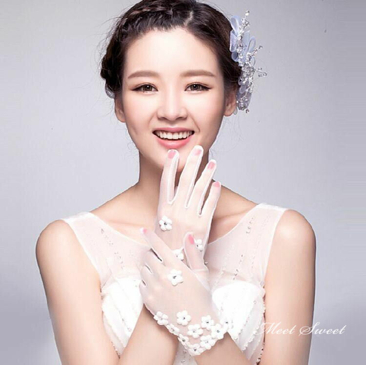 ショートグローブ ウェディング手袋 ウエディンググローブ ブライダル 結婚式 花嫁 二次会 披露宴 前撮り パーティー オフホワイト 花 フラワー 透かし