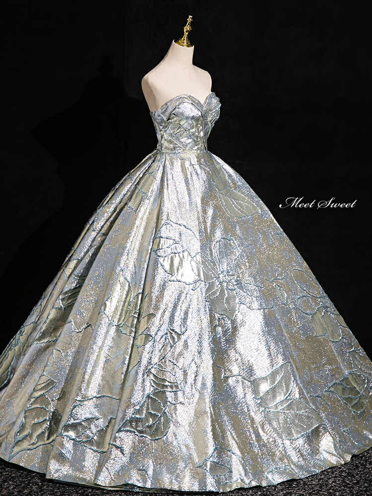 カラードレス 演奏会用ドレス シルバー 光沢感 リーフ柄 ベアトップ ウェディングドレス 二次会 花嫁 演奏会 発表会 ロングドレス 編み上げ 結婚式 大人 コンクール ステージ衣装 プリンセスライン Aライン 大きいサイズ パーティードレス ステージドレス ウエディングドレス