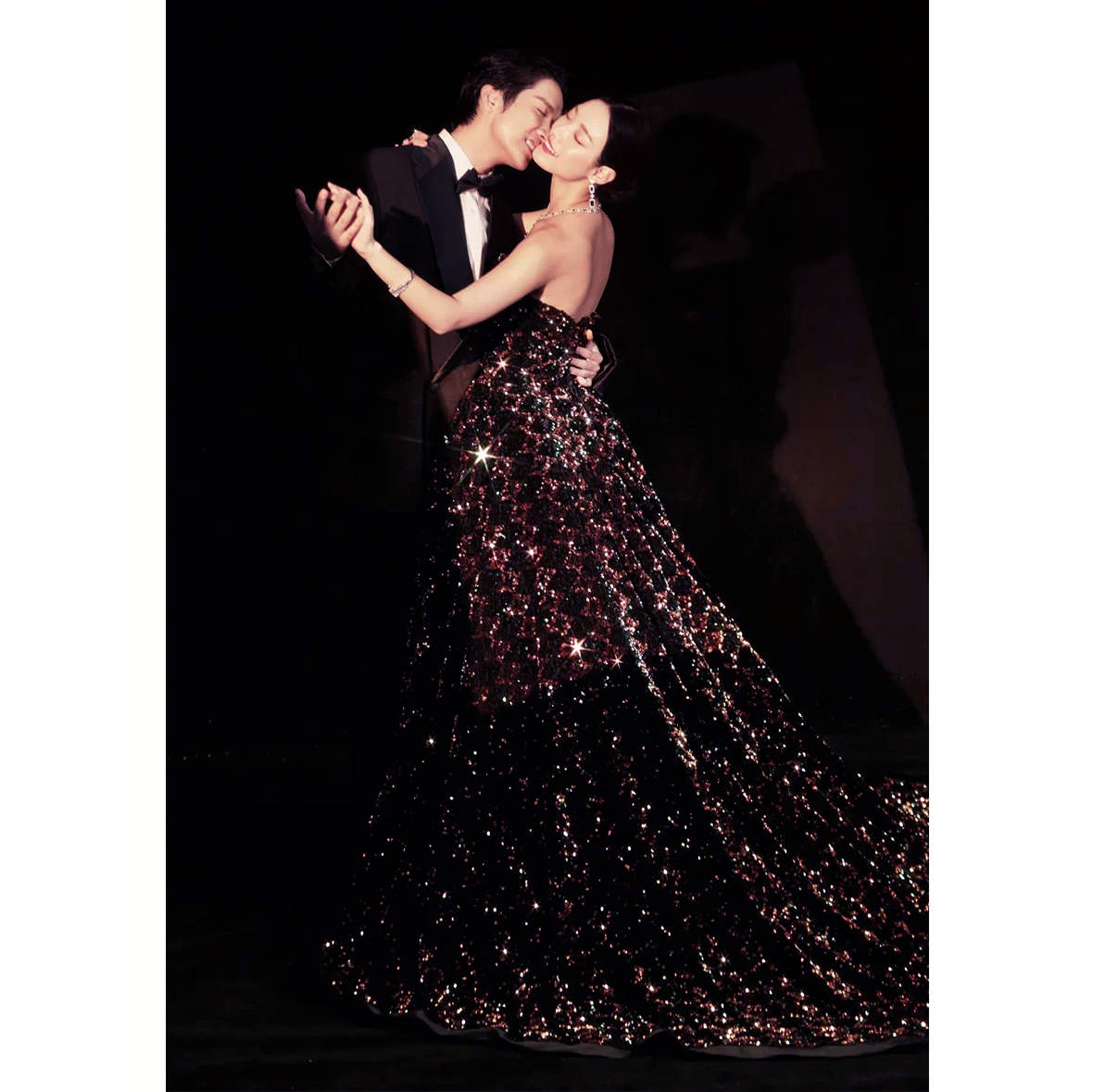 カラードレス パーティードレス イブニングドレス ステージドレス 舞台 演出 発表会 演奏会 プリンセスラインドレス ベアトップ スパンコール キラキラ ブラックウェディングドレス ウエディングドレス 黒 結婚式 二次会 コンサート ゴージャス ビスチェ ノースリーブ