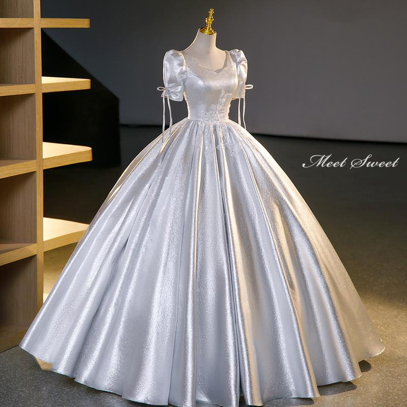 ミートスウィートの【P5倍★BLACK FRIDAY限定】カラードレス 編み上げ グレー 半袖 ロングドレス 結婚式 二次会 発表会 演奏会 ウェディングドレス ウエディングドレス 花嫁 前撮り 光沢感 プリンセスドレス イブニングドレス コンサート パーティードレス ブライダル 披露宴 舞台演出衣装｜アングル2