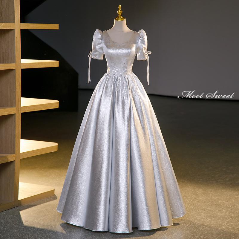 ミートスウィートの【P5倍★BLACK FRIDAY限定】カラードレス 編み上げ グレー 半袖 ロングドレス 結婚式 二次会 発表会 演奏会 ウェディングドレス ウエディングドレス 花嫁 前撮り 光沢感 プリンセスドレス イブニングドレス コンサート パーティードレス ブライダル 披露宴 舞台演出衣装｜アングル3