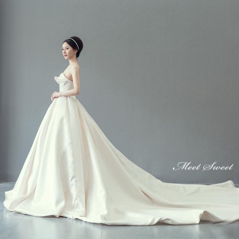 ウェディングドレス ウエディングドレス 二次会 2.5次会 結婚式 披露宴 前撮り 後撮り ブライダル ロングドレス 花嫁 Aラインドレス サテン ビスチェ ベアトップ 海外挙式 フォトウェディング オフホワイト wedding dress 小さいサイズ 大きいサイズ 床付き トレーン