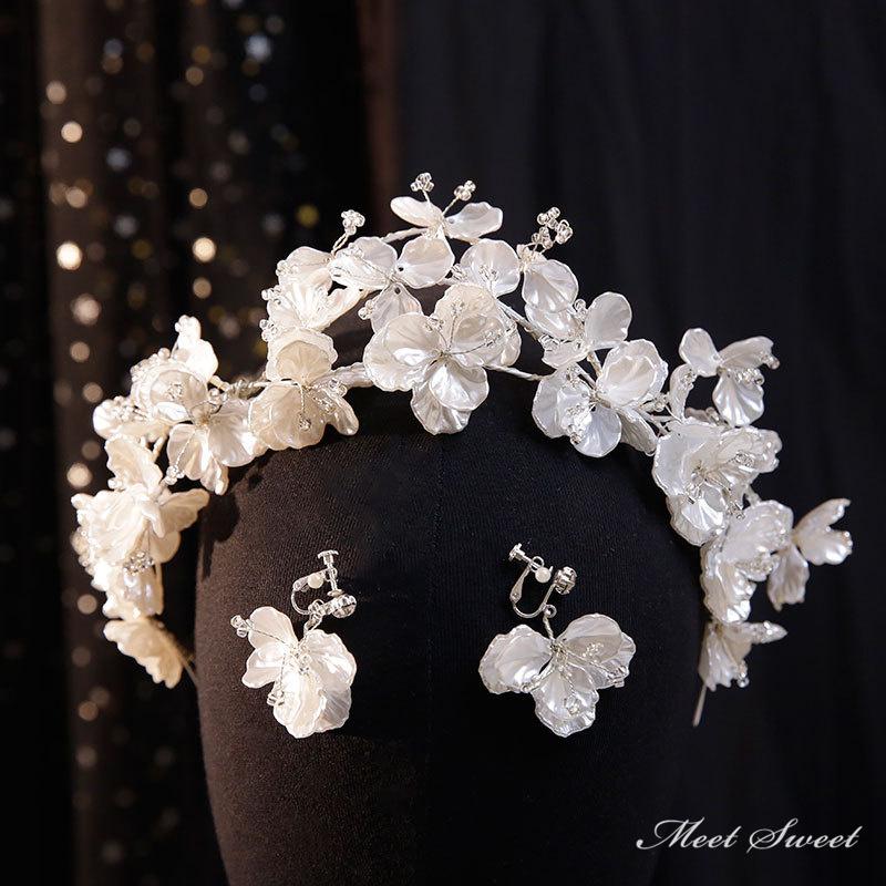 ウェディングヘッドドレス ティアラ イヤリング クラウン 王冠 花 フラワー 結婚式 髪飾り 前撮り 二次会 発表会 演奏会 誕生日 記念日 ブライダル パーティー 花嫁小物 披露宴 2次会 ウエディングティアラ ヘアアクセサリー ヘッドアクセ 海外挙式 後撮り 撮影 ホワイト