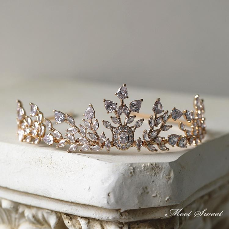 ウェディングヘッドドレス ティアラ クラウン ビンテージ風 王冠 ビジュー 結婚式 髪飾り 前撮り 二次会 発表会 演奏会 誕生日 記念日 ブライダル パーティー 花嫁小物 披露宴 2次会 ウエディングティアラ ヘアアクセサリー ヘッドアクセ 海外挙式 後撮り 撮影 ゴールド