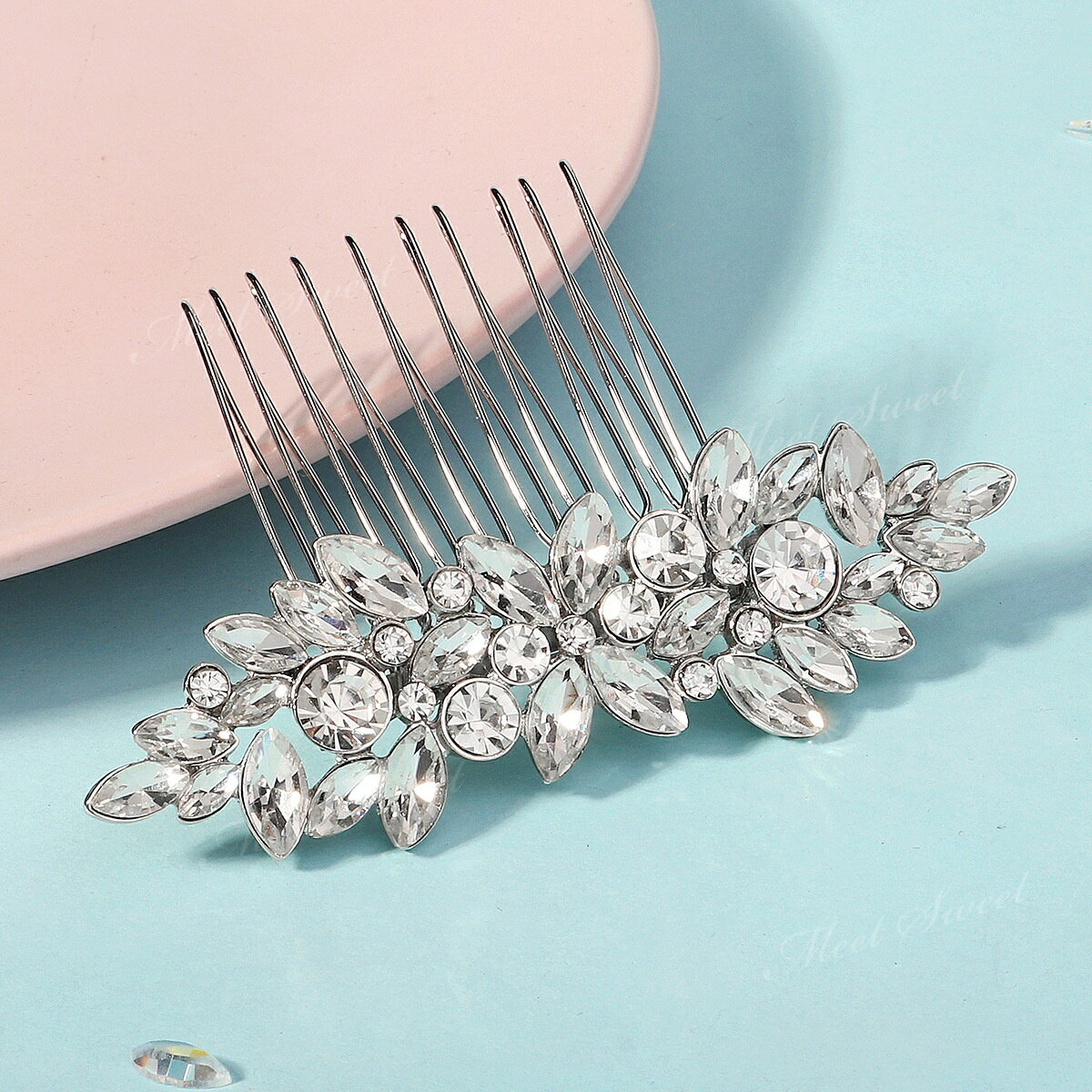 ミートスウィートのヘッドドレス コーム ラインストーン 髪飾り ヘアアクセサリー ヘッドコサージュ 二次会 発表会 成人式 結婚式 花嫁 和装 着物 卒業式 パーティー ウェディング ブライダル ウエディング ヘアアレンジ ブライダルヘッドドレス ヘッドアクセ シルバー シンプル｜アングル3