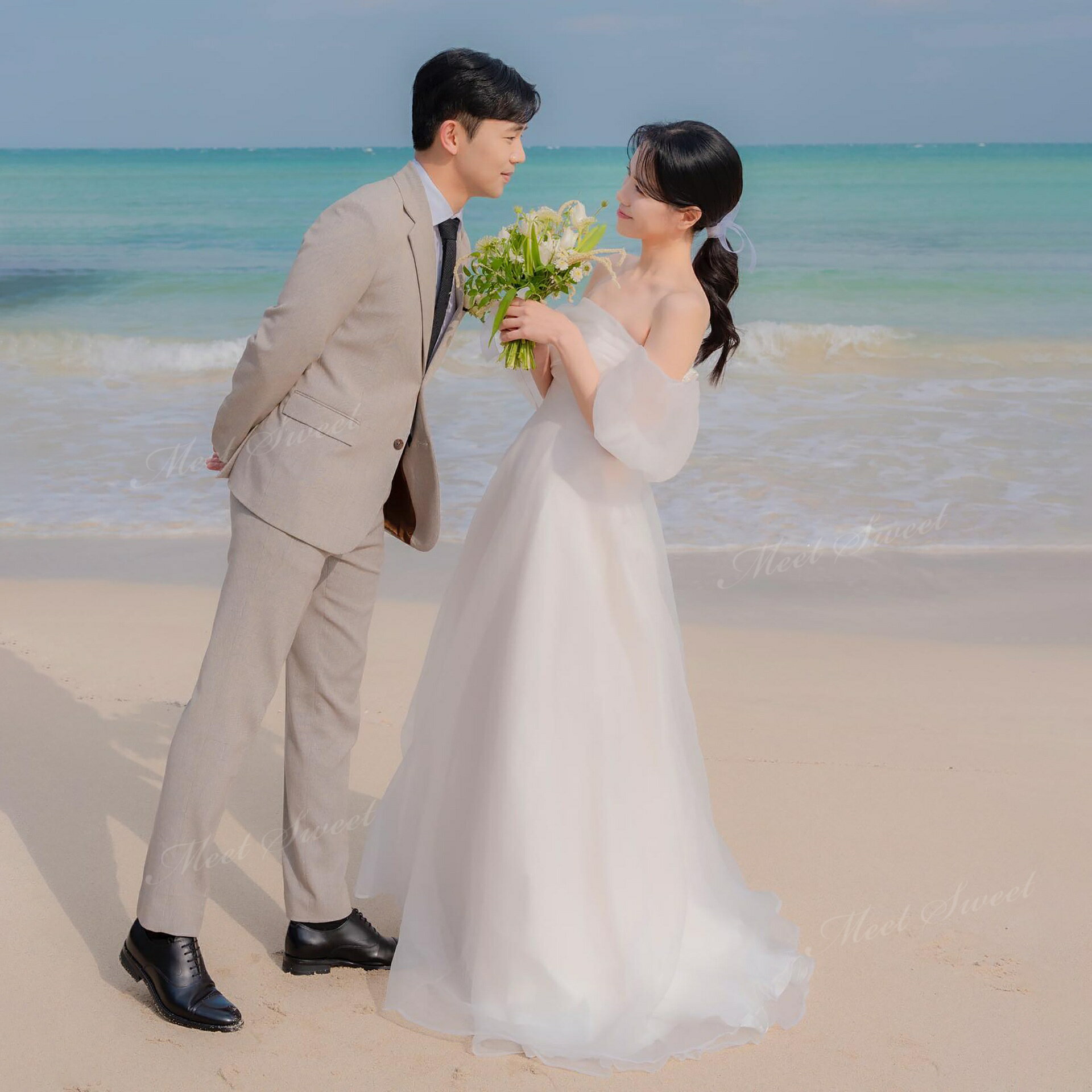ウェディングドレス ふんわり オフショルダー オフホワイト パフスリーブ Aライン ロング ドレス 二次会 結婚式 披露宴 前撮り 後撮り 発表会 花嫁 ウエディングドレス 花嫁ドレス 二次会ドレス 大きいサイズ 小さいサイズ 海外挙式 ブライダル フォトウェディング