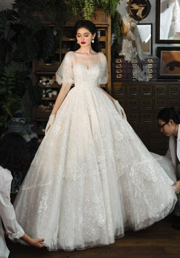ウェディングドレス 袖付き パフスリーブ キラキラ Aラインドレス プリンセス 上品 花モチーフ 花嫁 結婚式 二次会 前撮り ブライダル ウエディングドレス オフホワイト ロングドレス 挙式 ドレス 新婦 衣裳 チャペル撮影 教会ウェディング 上品 エレガント