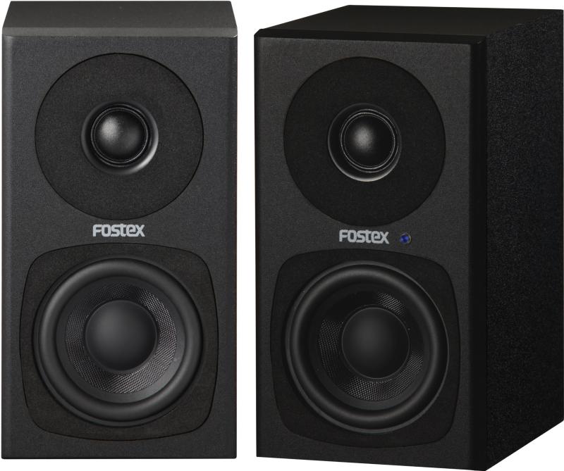 FOSTEX パーソナル・アクティブスピーカー・システム PM0.3(B)クオリティーを重視し、クラスを超えたウーハー（低音用）／ツィーター（高音用）の2Way 構成。7.5cm口径のグラスファイバー振動板ウーハーと1.9cm口径のシルクドームツィーターを採用し、クリアな音質を実現。左右のスピーカーで1セットのコンパクトなアクティブスピーカー・システム。迫力あるサウンドを生み出すアップロールラバーエッジをウーハーに採用。自然な響きを生み出す木製エンクロージャーを採用。リアバスレフ方式により、コンパクトなボディで重低音を実現。プラック／ホワイト／グレー3色のカラーを設定。付属品 : ACアダプター、スピーカーケーブル(1.5m)、ステレオミニケーブル(0.8m)