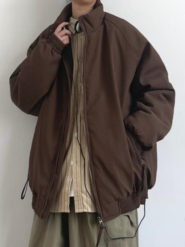 ジャケット 男性用 レトロ 厚手 スタンドカラー 秋冬 ゆったり 中綿 ワーク ジャンパー・カテゴリ: ジャケット・スタイル: 日系復古・領型: スタンドカラー・フィット: ルーズ・前立て: ジッパー・フード: なし・厚さ: 厚手・柄: 無地・対象年齢: 18-24歳・素材: 化学繊維混紡・メイン素材: ポリエステル90%・裏地: ポリエステル90%・シーン: カジュアル・ディテール: ポケット装飾・裾: ストレート・袖丈: 長袖・色: コーヒー色, ブラック・サイズ: M, L, XL, 2XL, 3XL・袖: レギュラー袖・着丈: レギュラー丈・着用方法: アウター