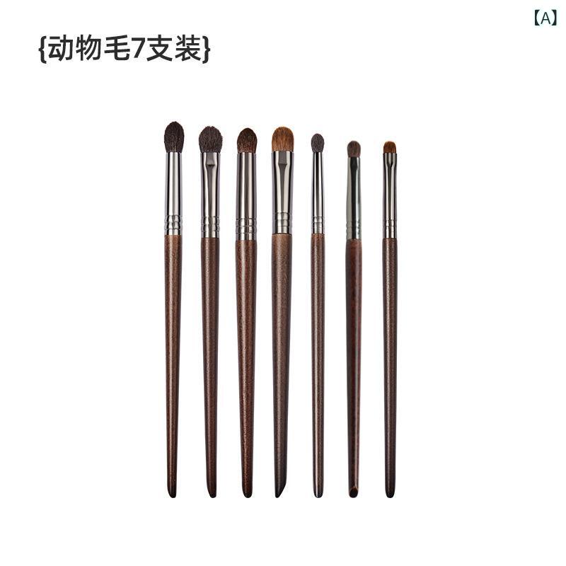 メイクブラシ 7本セット 動物毛 アイシャドウブラシ フェイスブラシ ぼかしブラシ 初心者 美容ツール 羊毛・カテゴリ: 化粧ブラシセット・ブラシ本数: 7本・ブラシ素材: 羊毛.動物毛・柄素材: 木・柄の長さ: 長杆・毛の長さ: 1cm・全長: 18cm・仕様: 7本セット.7本セット+網袋